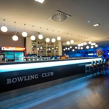 Bnc - Restaurant - Bowling فندق براتسيلافا