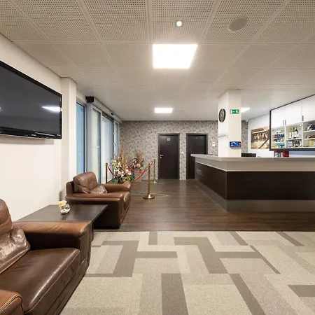 호텔 Bnc - Restaurant - Bowling 브라티슬라바